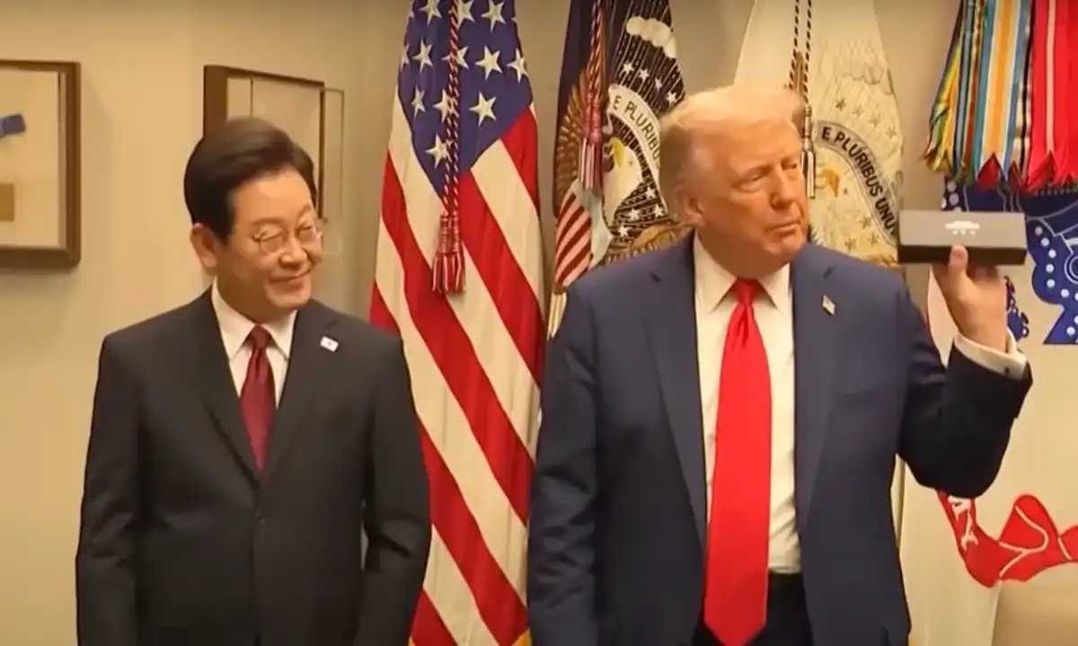 펜을 손에 넣어 좋아하는 트럼프